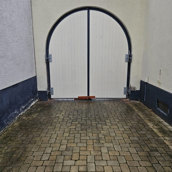 Hoftor mit Rundbogen
